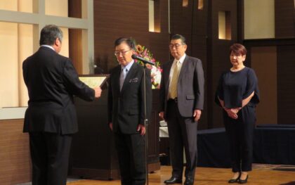 佐藤理事長（左端）から表彰を受ける（右隣から）岩田専務、古瀬事務局長、松木課長