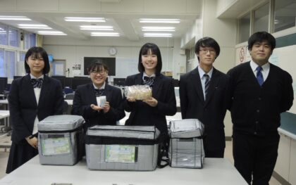 北海道夕張高校の三浦さん（左から2人目）と田代教諭（右端）らと密閉性と断熱性に優れた特注の保冷バッグ