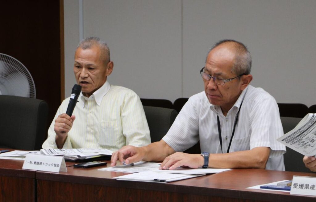 愛媛県持続可能な効率的物流検討会で意見を述べる愛ト協の髙木理事㊧（8月26日）