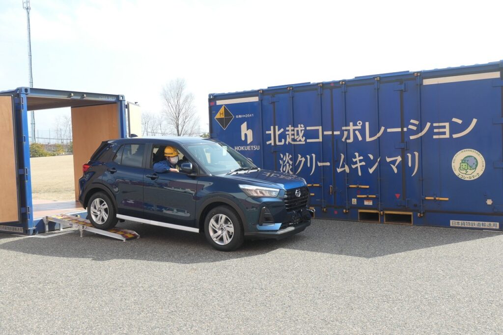 新潟工場で小型車の荷下ろしを公開（13日）