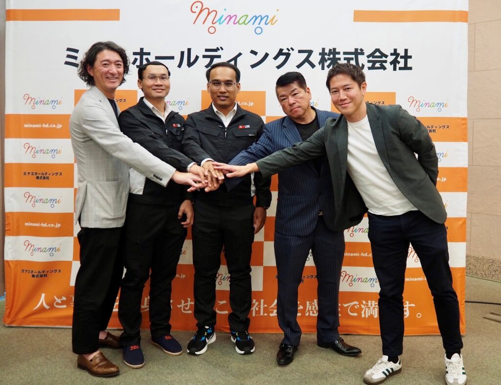 記者会見に登壇した（左から）外国人ドライバー支援機構の小林社長、ミナミHDのヴィリャック氏、キゴウン氏、アップラインの田中社長、ミナミHDの江上社長