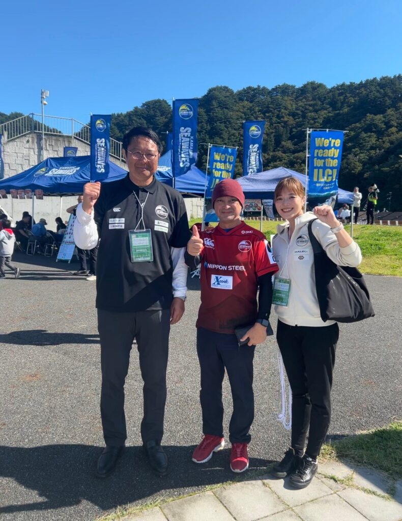 釜石SWを応援する石川社長（中央）と釜石SWの桜庭吉彦ゼネラルマネージャー（左隣）、オフィシャルサポーターでフリーアナウンサーの葛巻舞香氏