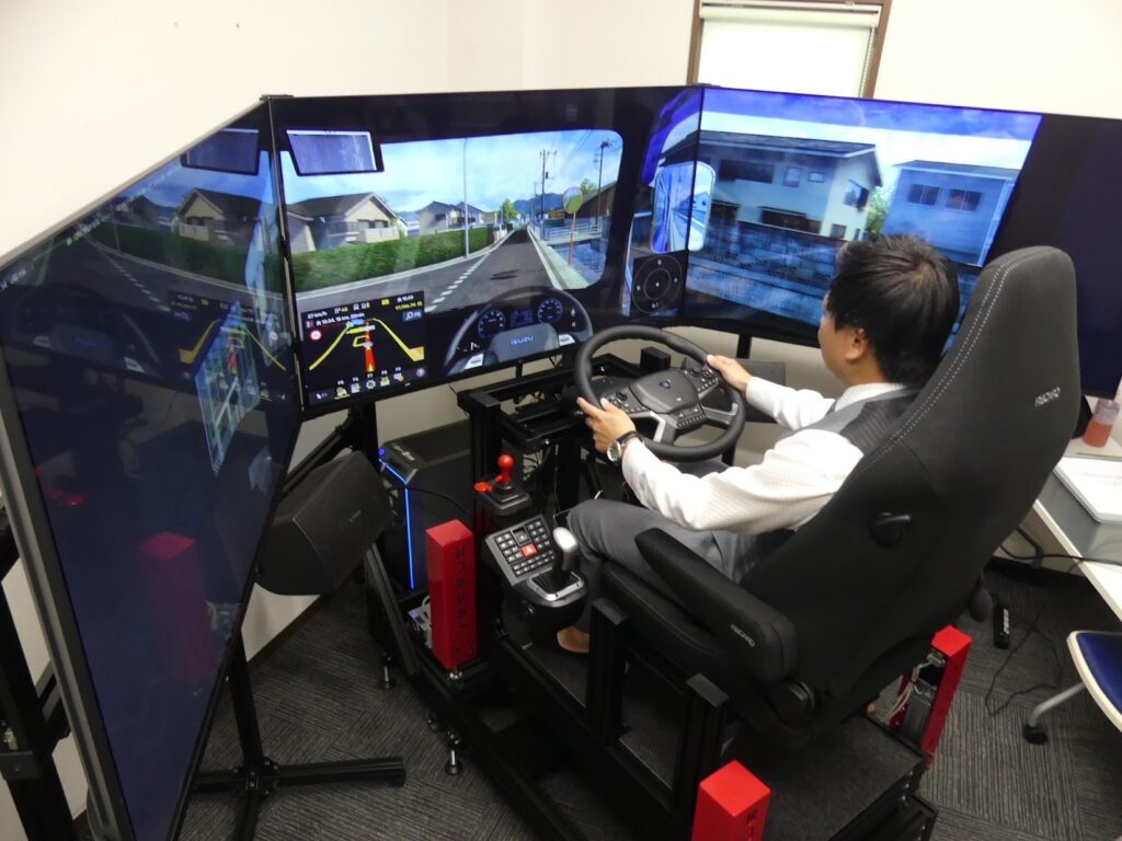 没入感のある3面モニターで、実際の運転に近い感覚を体験できる