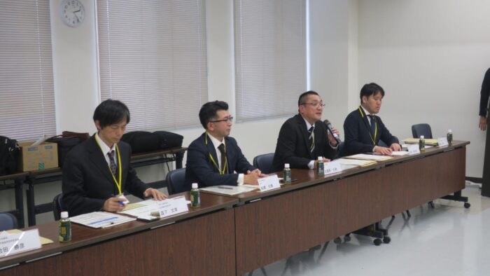 ベストプラクティス企業に選ばれ、神労局の児屋野局長（右から2人目）と神運支局の柳瀬支局長（左隣）らが工場を視察