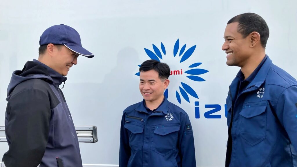 談笑する中国籍と米国籍のドライバー