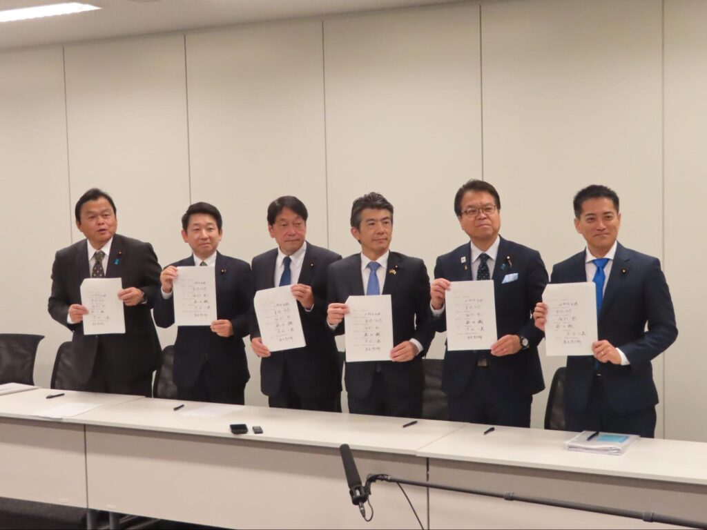 6党の実務者協議で合意文書に署名