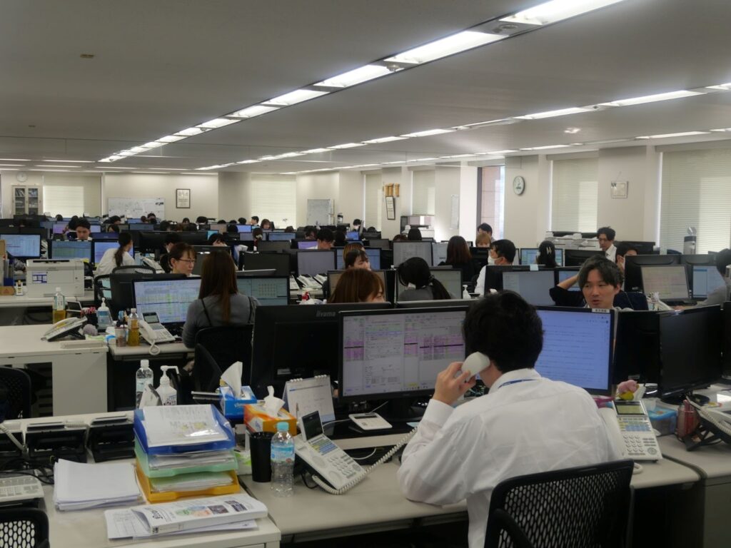 アジャスターが電話で情報をやり取りして最適なマッチングを行う（東京情報センター）