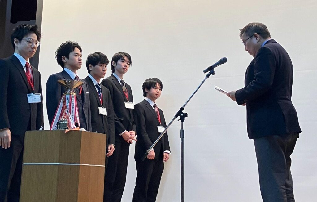 樋口会長（右端）から表彰を受ける海洋大の黒川ゼミの学生ら