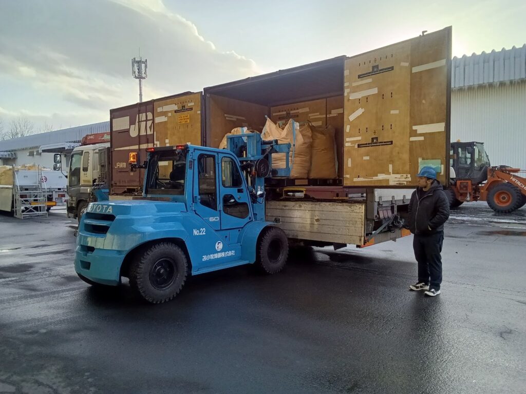 道外から届いたシャシー貨物を鉄道コンテナに積み替え