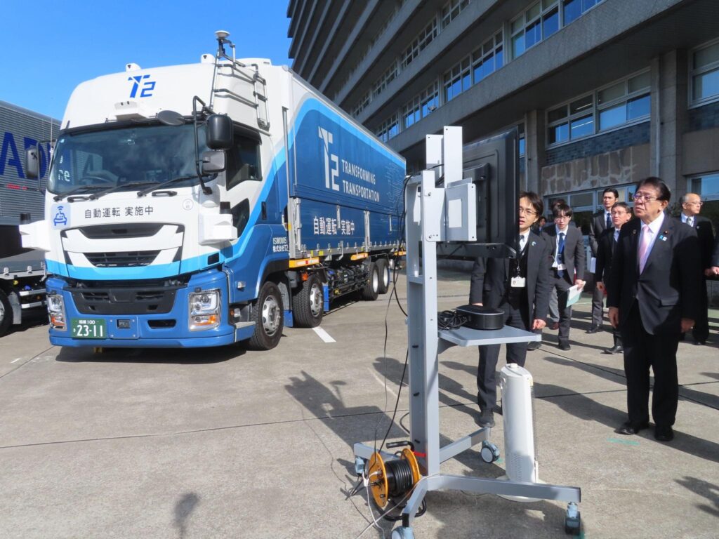 自動運転トラック・バスを視察する金子国交相（手前右）ら