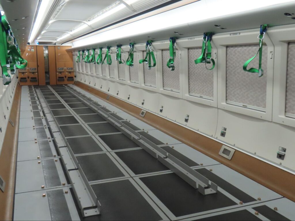 全座席を撤去し、最大積載量17.4㌧を確保