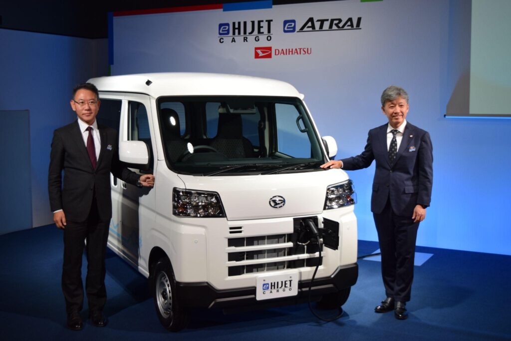 井上社長㊨と齋藤プロジェクト責任者