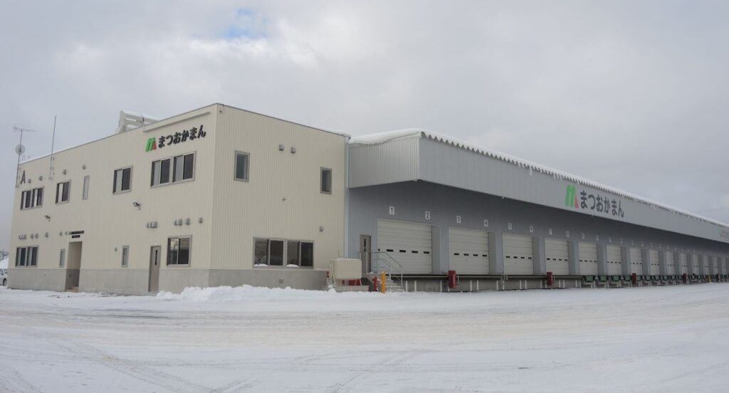 全てのバースにシャッターを完備し、強風や吹雪、豪雨時でも荷物が濡れない全天候型設計