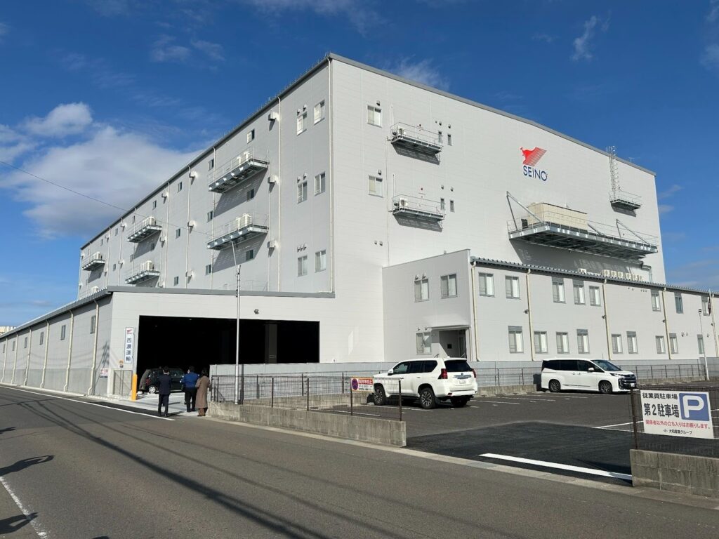 延べ床面積は2万7千平方㍍。きょうから営業を開始