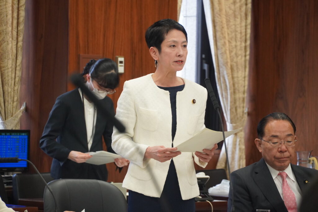 付帯決議を読み上げる蓮舫委員（立憲民主党、比例）