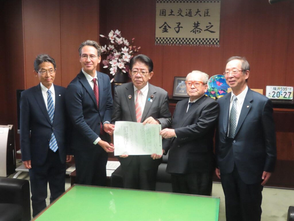 全ト協の総決起大会の決議内容について報告を受けた後、価格と供給が安定するよう万全の体制で取り組んでいくことを金子国交相が約束（左から瀧バス協副会長、川鍋全タク連会長、金子氏、坂本全ト協最高顧問、寺岡全ト協会長）