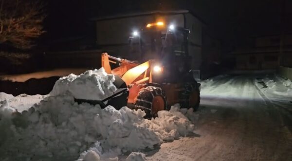 除雪に当たる社員