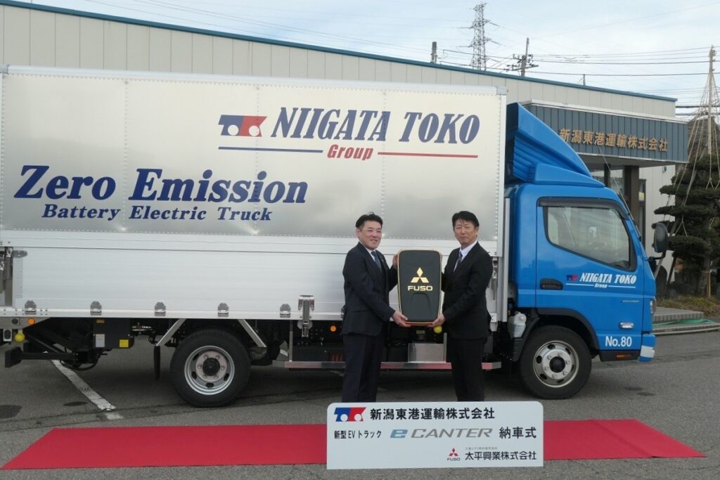 レプリカキーを手にする森山社長㊧と太平興業の神田新潟支店長