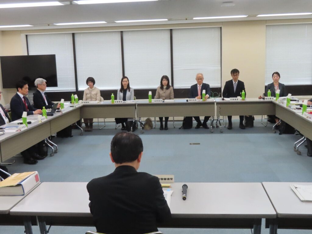 労使双方と有識者による議論を前倒しで行い、考え方を整理する
