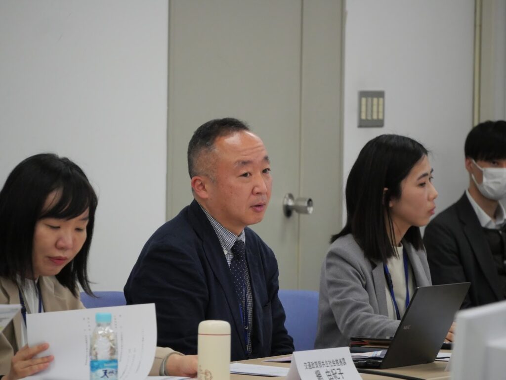 独自企画のジェンダー主流化推進懇談会で発言する田中課長（12日）